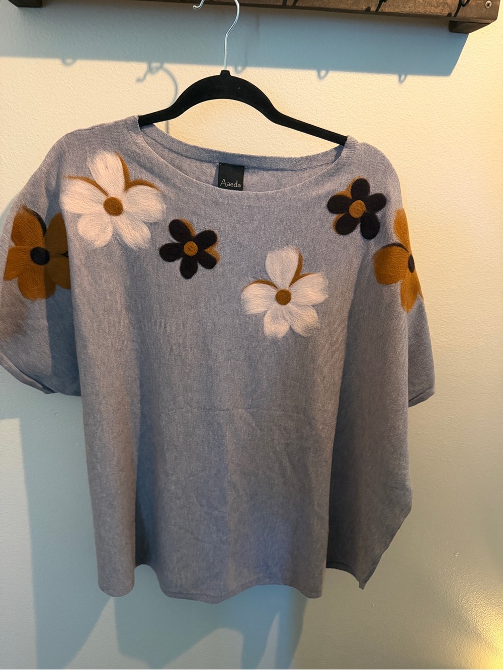AAEDA Gray Short-Sleeve Sweater with Floral Appliqué 2x